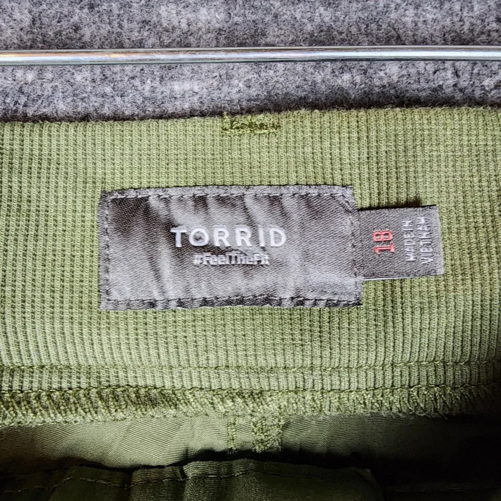 Torrid Shorts Womens 18 Feel The Fit Olive Green Cargo Utility Cinch EUC
